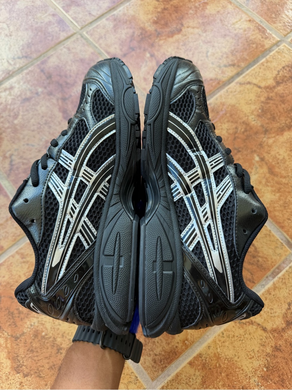 Size 10 Men’s And Women’s 11.5 - Asics Gel Kayano 14 Black and Silver Athletic - Picture 4 of 7